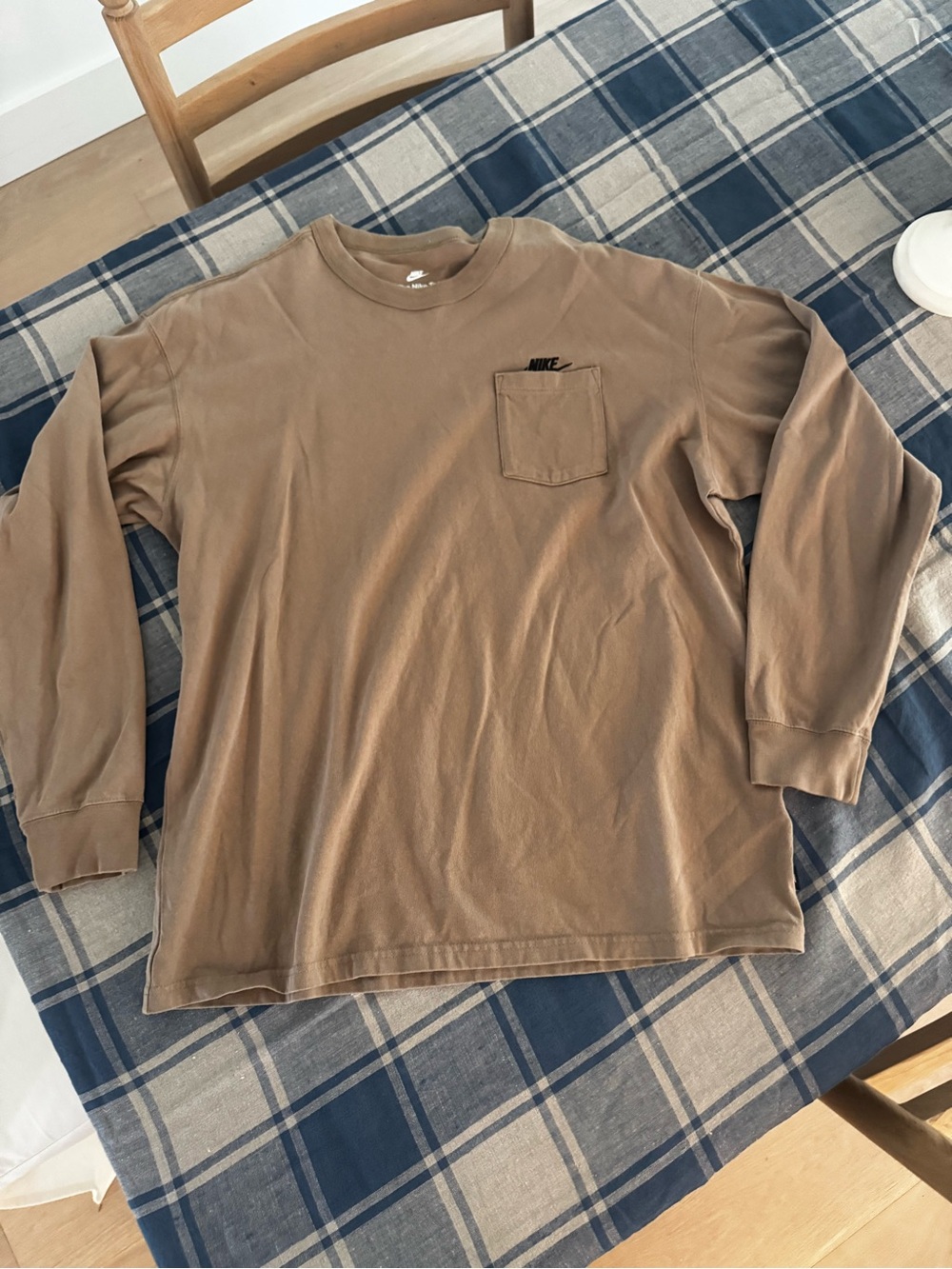 Nike Sportswear Premium Essentials Men's Long-Sleeve Pocket T-Shirt